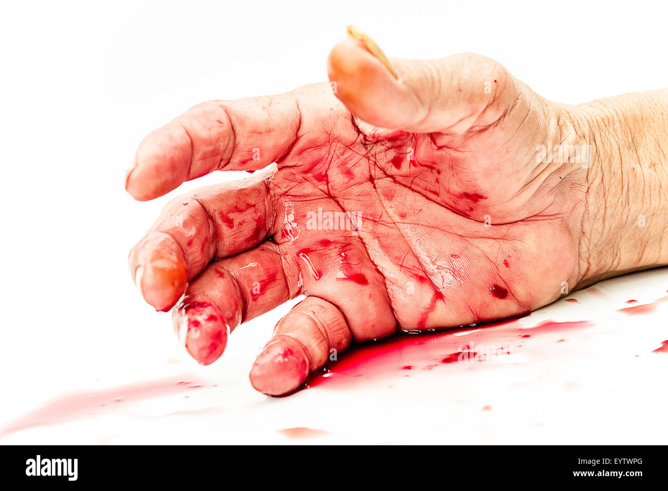 blutige Hand auf dem Tisch. Gewalt oder Angst vor Horror-Konzept. Stockfoto