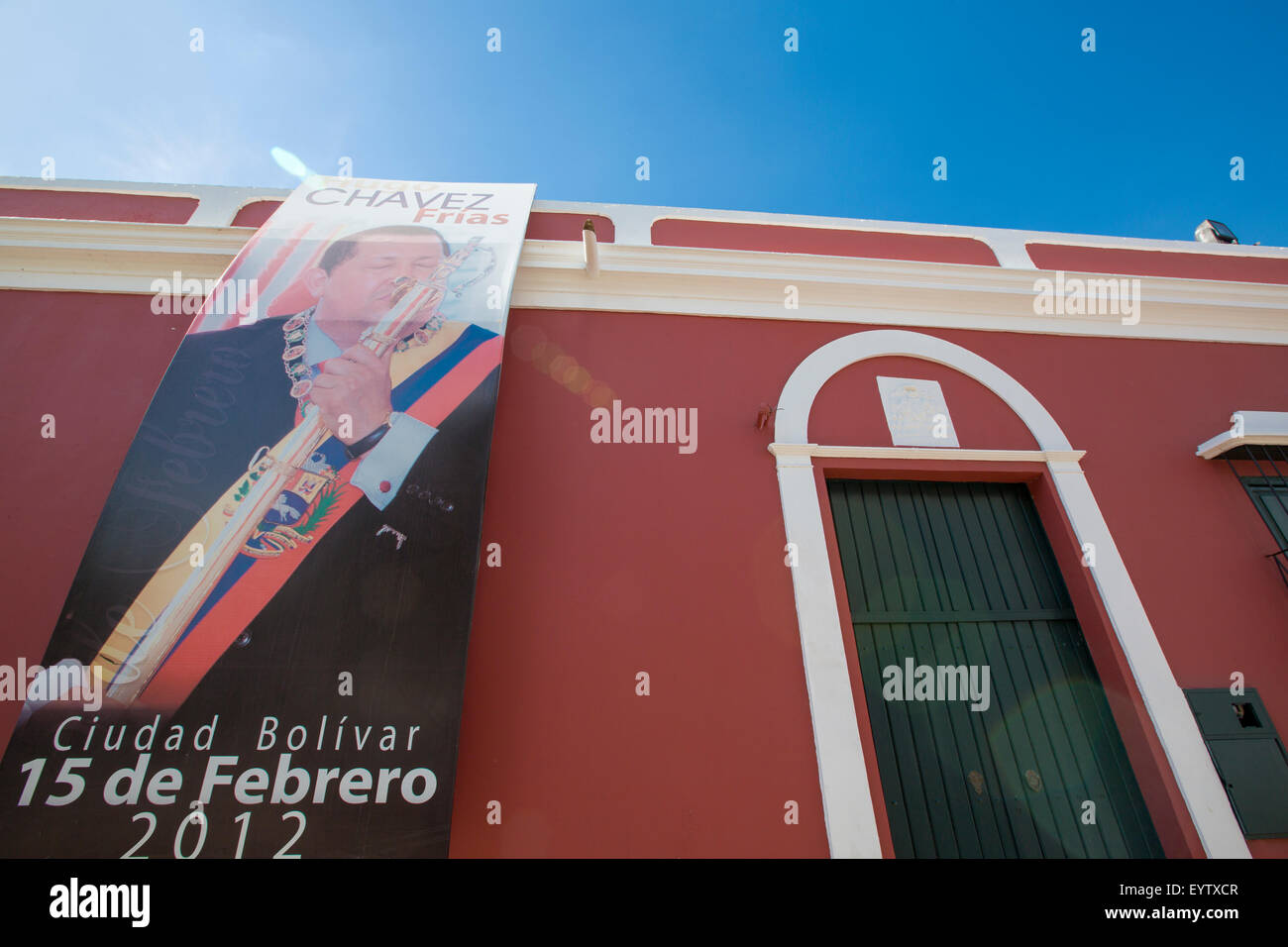 Plakat von Hugo Chavez Präsident von Venezuela, feiert 15. Februar an der Fassade eines alten roten Gebäudes hängen. Stockfoto
