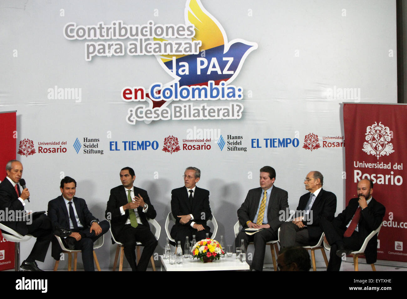 Bogota, Kolumbien. 3. August 2015. Rodrigo Lara (2-L), David Barguil (3-L), Antonio Navarro (C), Senator Alirio Uribe (3-R) und Horacio Serpa (2-R), an dem Forum teilnehmen "Beiträge für den Frieden in Kolumbien zu erreichen: bilaterale aufhören?", d. h. in der Universität Rosario in Bogotá, Kolumbien, am 3. August 2015 statt. Laut der lokalen Presse analysiert der Regierung Kolumbiens die Anwendung eines bilateralen und unbestimmte aufhören mit der FARC im November. © Garman Enciso/COLPRENSA/Xinhua/Alamy Live-Nachrichten Stockfoto