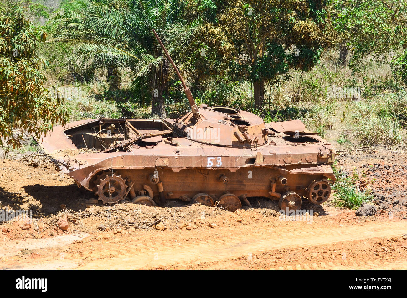 Verlassene rostigen Tank Wrack in Angola, nach dem Bürgerkrieg Stockfoto