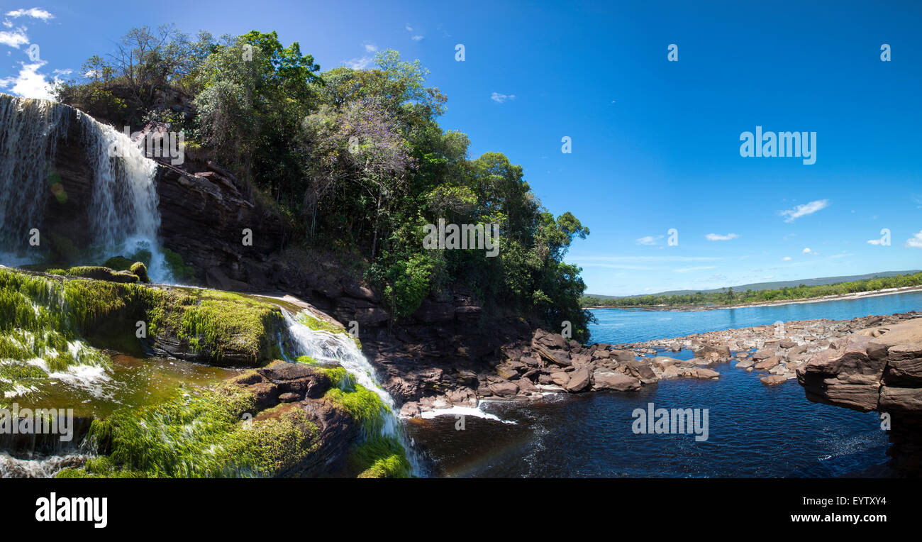 Schöner Wasserfall in Canaima Lagune, Canaima-Nationalpark, Venezuela, Südamerika 2015 Stockfoto