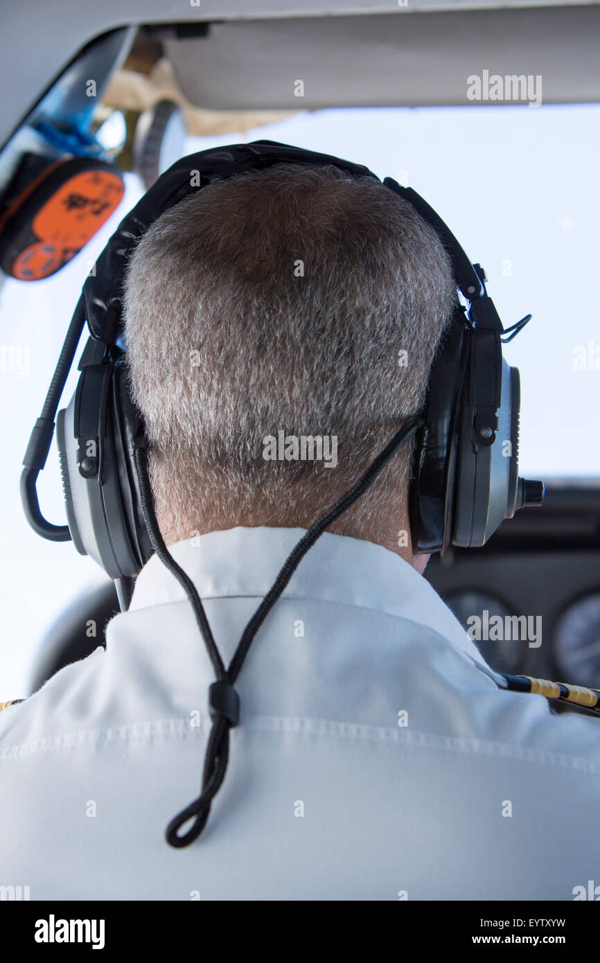 Im Cockpit während des Starts. Pilot in Uniform mit Schulterklappen, sitzen in kleinen Fluggesellschaft während des Fluges. Stockfoto