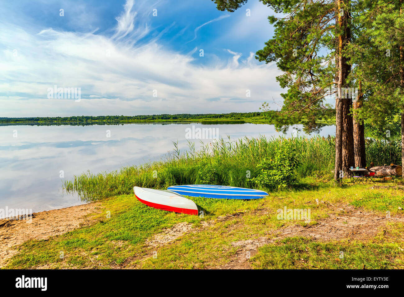 Zwei Kanus am Ufer eines Sees Stockfoto