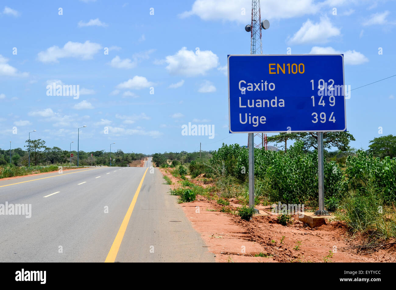 Teerstraße in Angola und Kilometern links nach Caxito, Luanda und Uíge Stockfoto