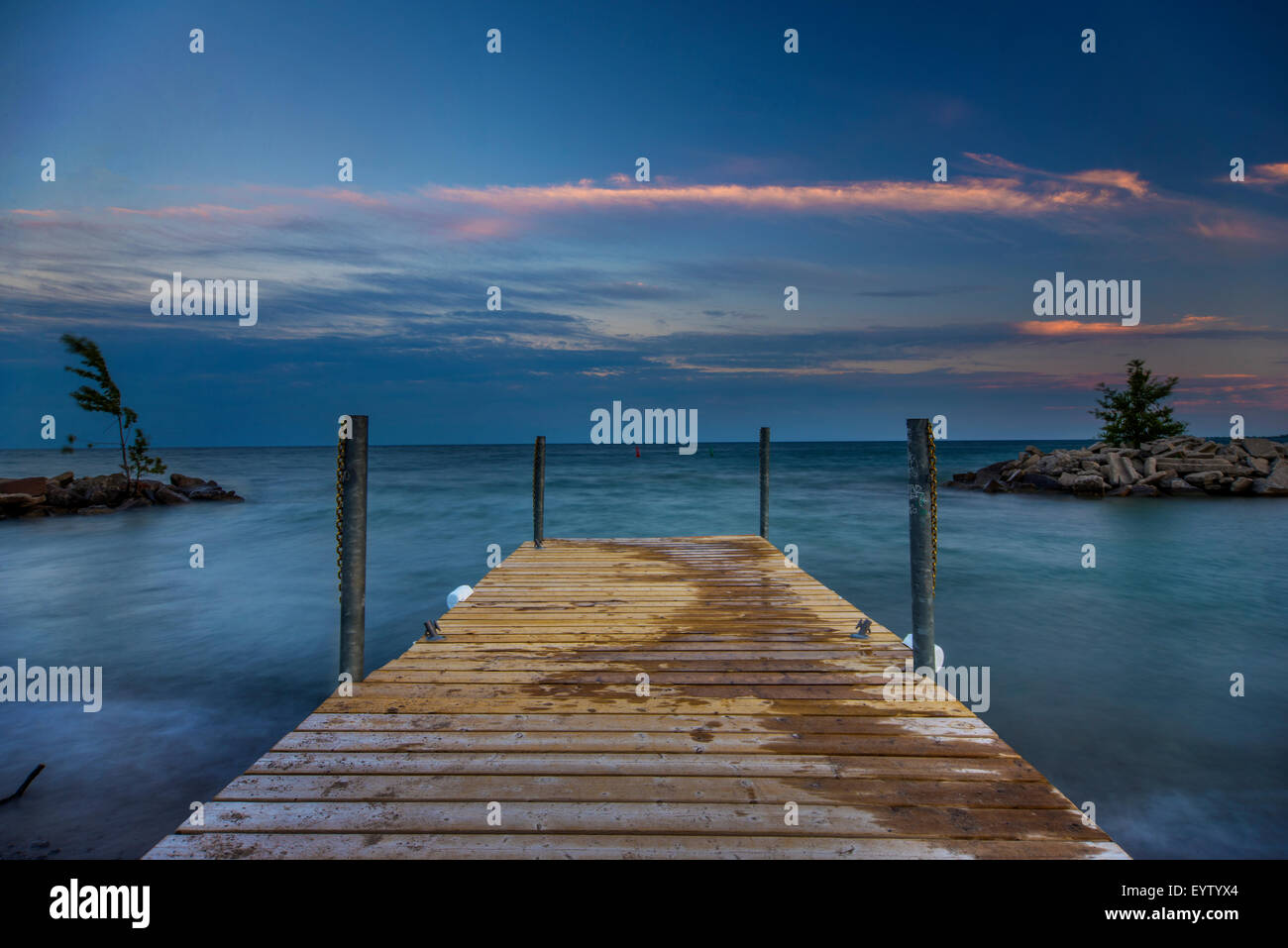 Lange Exposition Schuss des Ontariosees bei Sonnenuntergang vom Woodbine Strand, Toronto, Kanada. Stockfoto