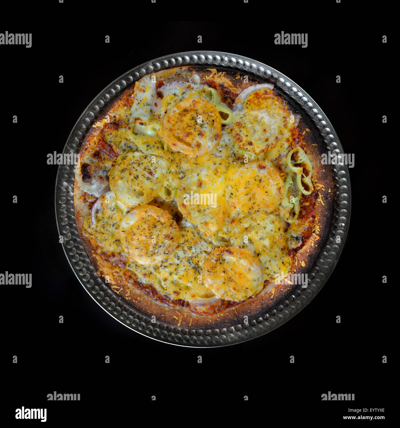 Frisch gebackene rustikale Pizza auf schwarzem Hintergrund isoliert Stockfoto