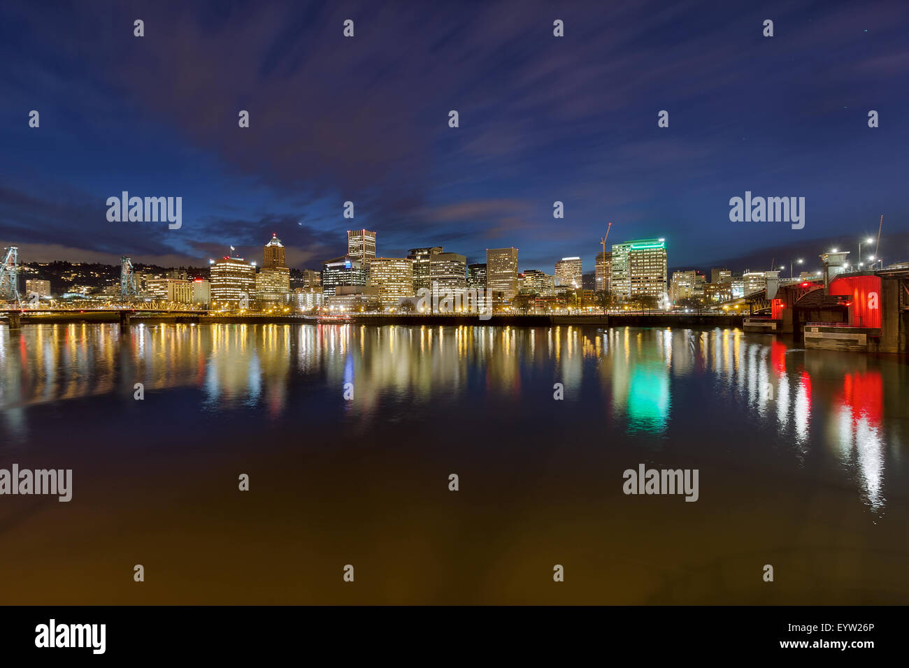 Portland Oregon Innenstadt Skyline zwischen Morrison Bridge und Hawthorne Bridge entlang Willamette River zur blauen Stunde am Abend Stockfoto