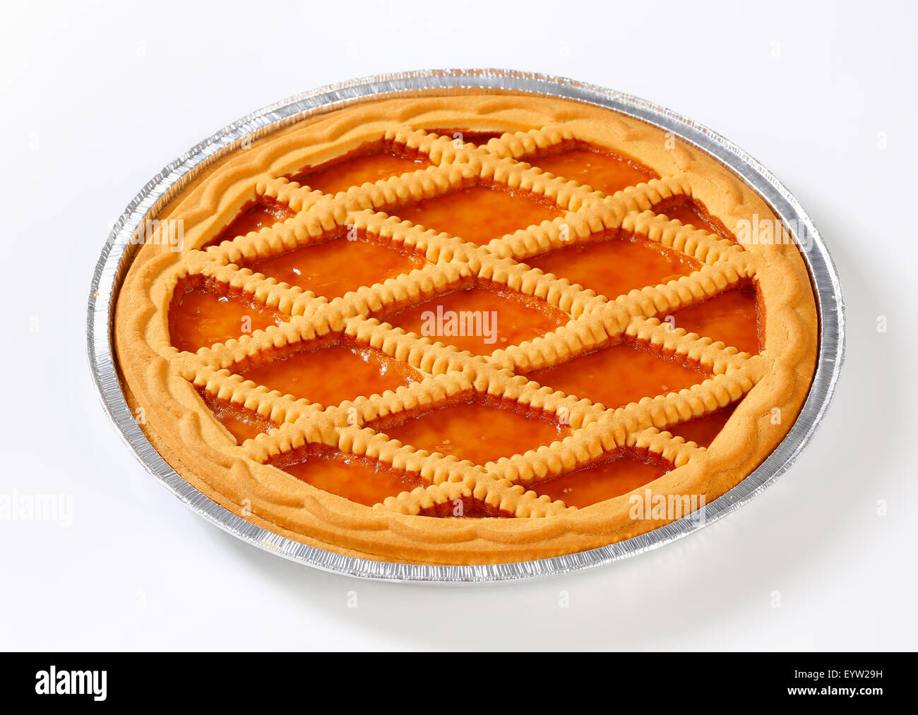 Gitter gekrönt Aprikose Torte in Alufolie Pfanne Stockfoto