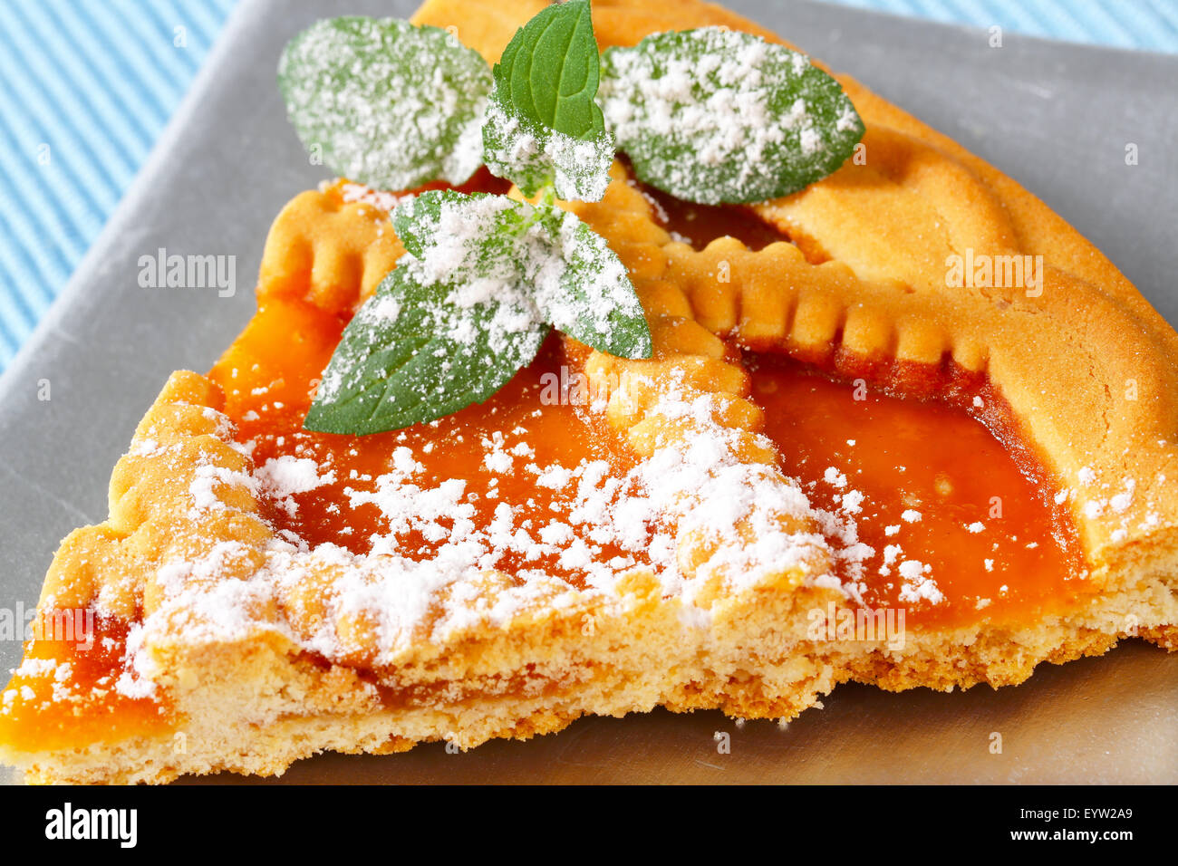 Scheibe des Linzer Aprikosen-Tarte Stockfoto