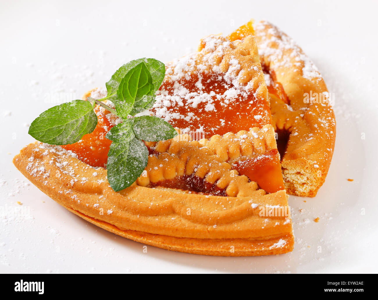 Scheiben vom Linzer Aprikosen-Tarte Stockfoto