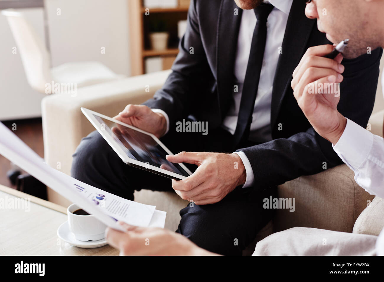 Männliche Mitarbeiter mit Touchpad Tagung Stockfoto