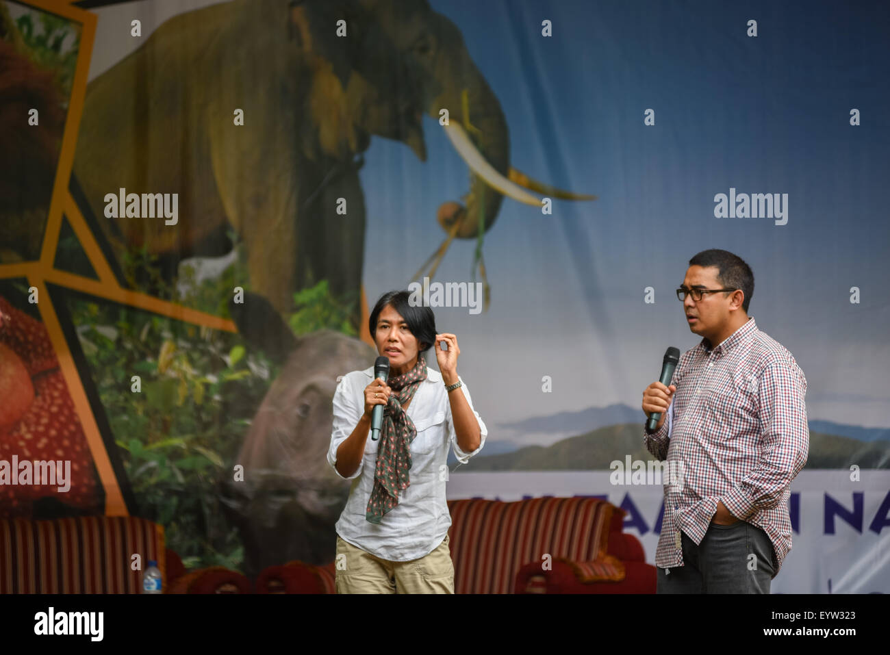 Die indonesischen Nachrichtenmoderatoren Desi Anwar und Muhammad Farhan veranstalten eine Talkshow über Nationalpark und Naturschutz in Lampung, Indonesien. Stockfoto