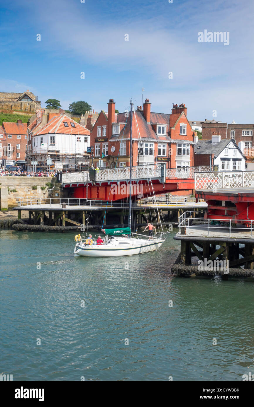 Drehbrücke über dem Hafen von Whitby am belebten Sommertag eröffnet, ein Segelboot zum oberen Hafen passieren lassen Stockfoto