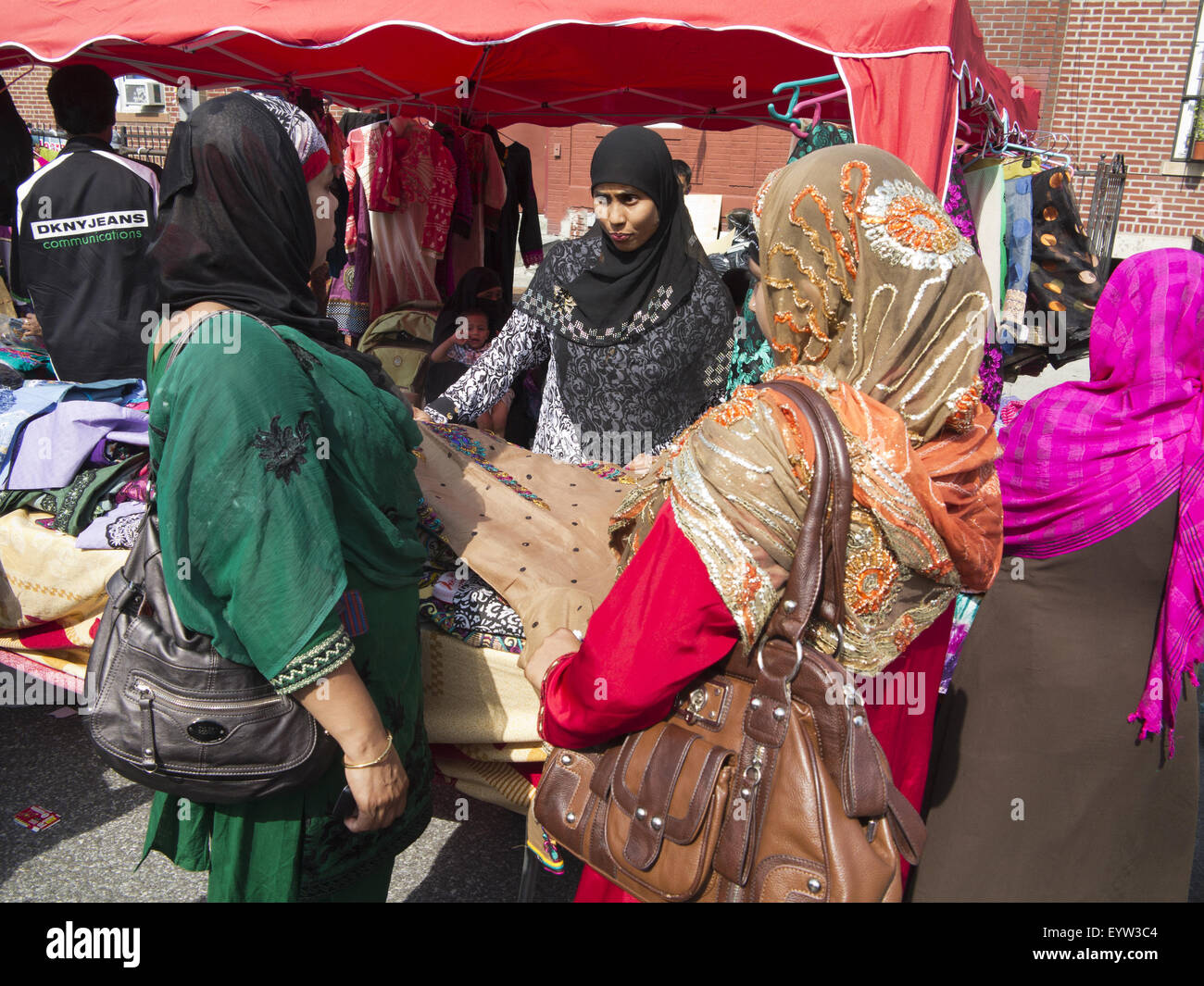 Frauen einkaufen Bangladeshi Straße Messe und Festival in "Little Bangladesch" im Abschnitt "Kensington" von Brooklyn, New York. Stockfoto