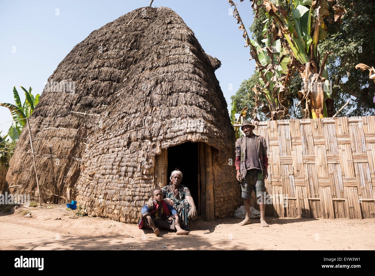 Familie außerhalb einer traditionellen Dorze Hütte, Dorze, Äthiopien Stockfoto