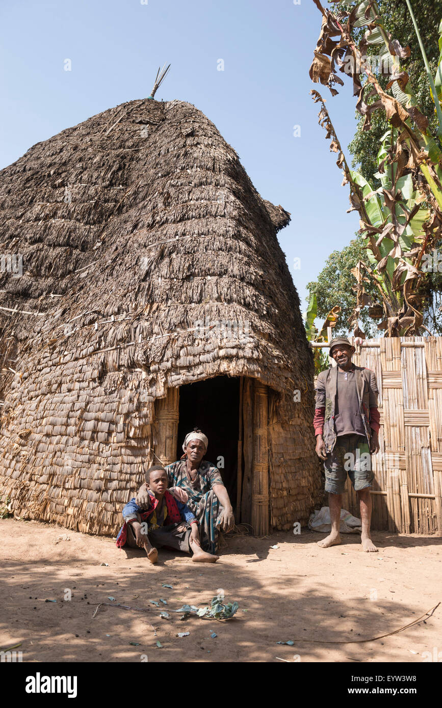 Familie außerhalb einer traditionellen Dorze Hütte, Dorze, Äthiopien Stockfoto