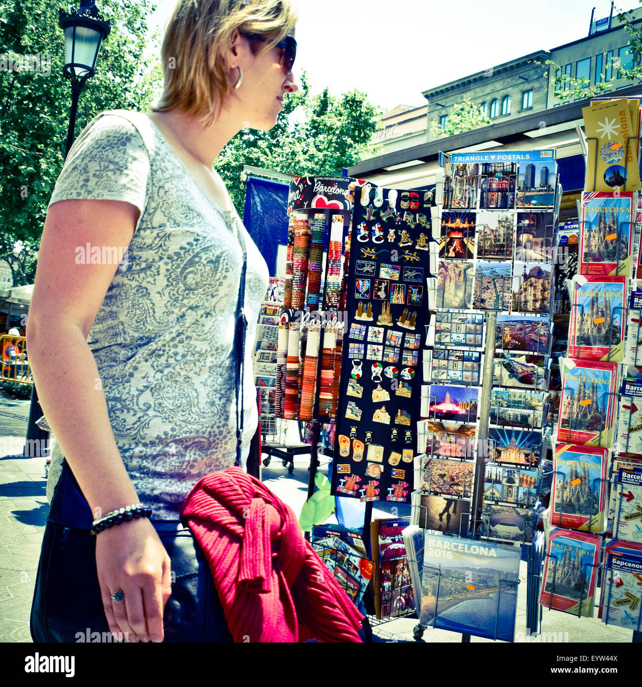 Frau und Postkarten. Barcelona, Katalonien, Spanien. Stockfoto