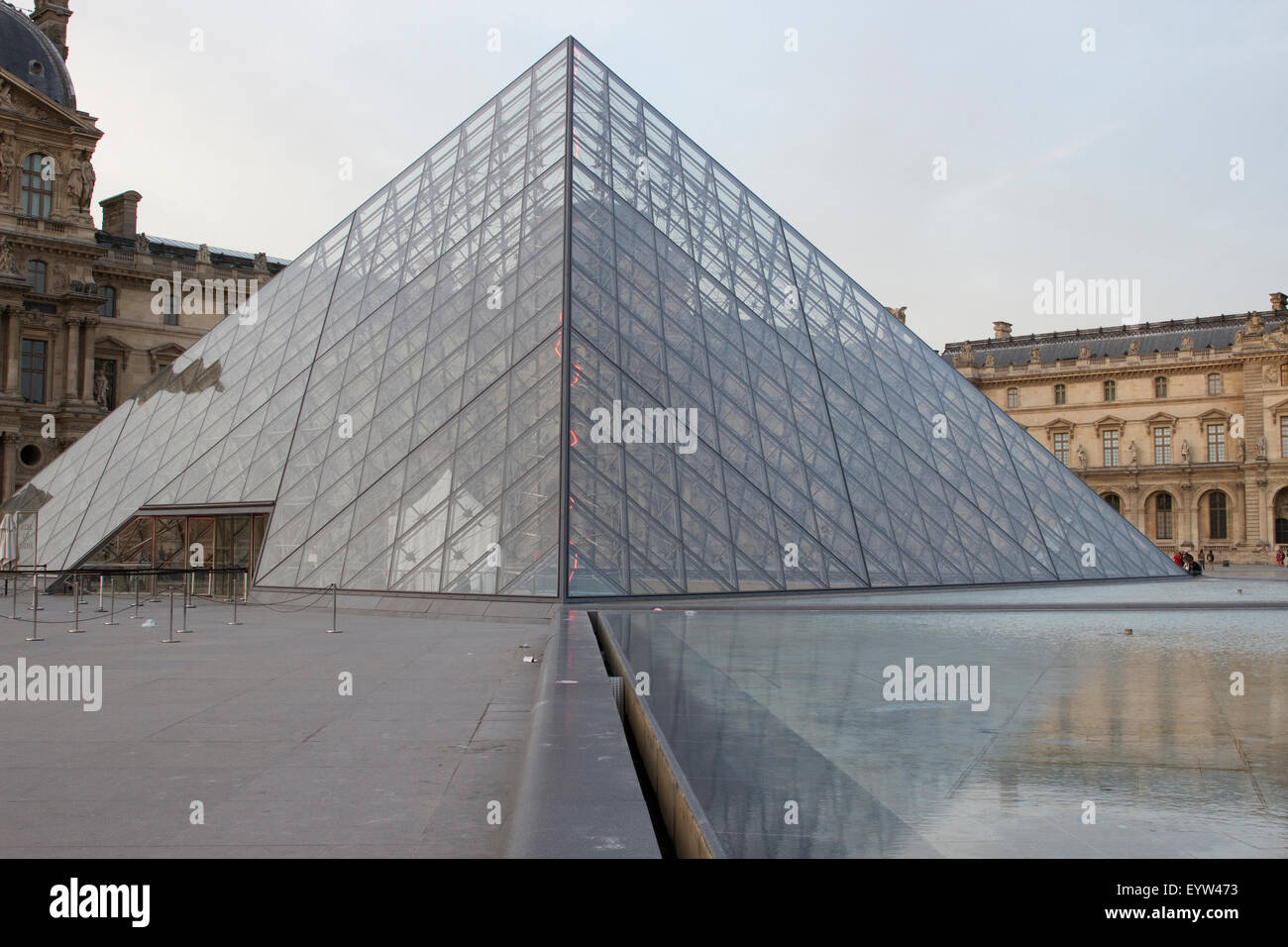 Der berühmte Louvre-Pyramide (Pyramide du Louvre) in der Dämmerung. Stockfoto