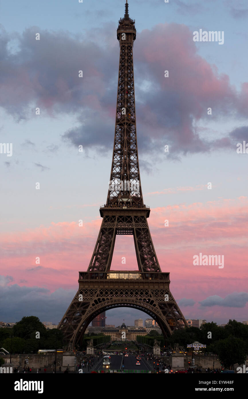 Eiffelturm im späten Abendlicht Stockfoto