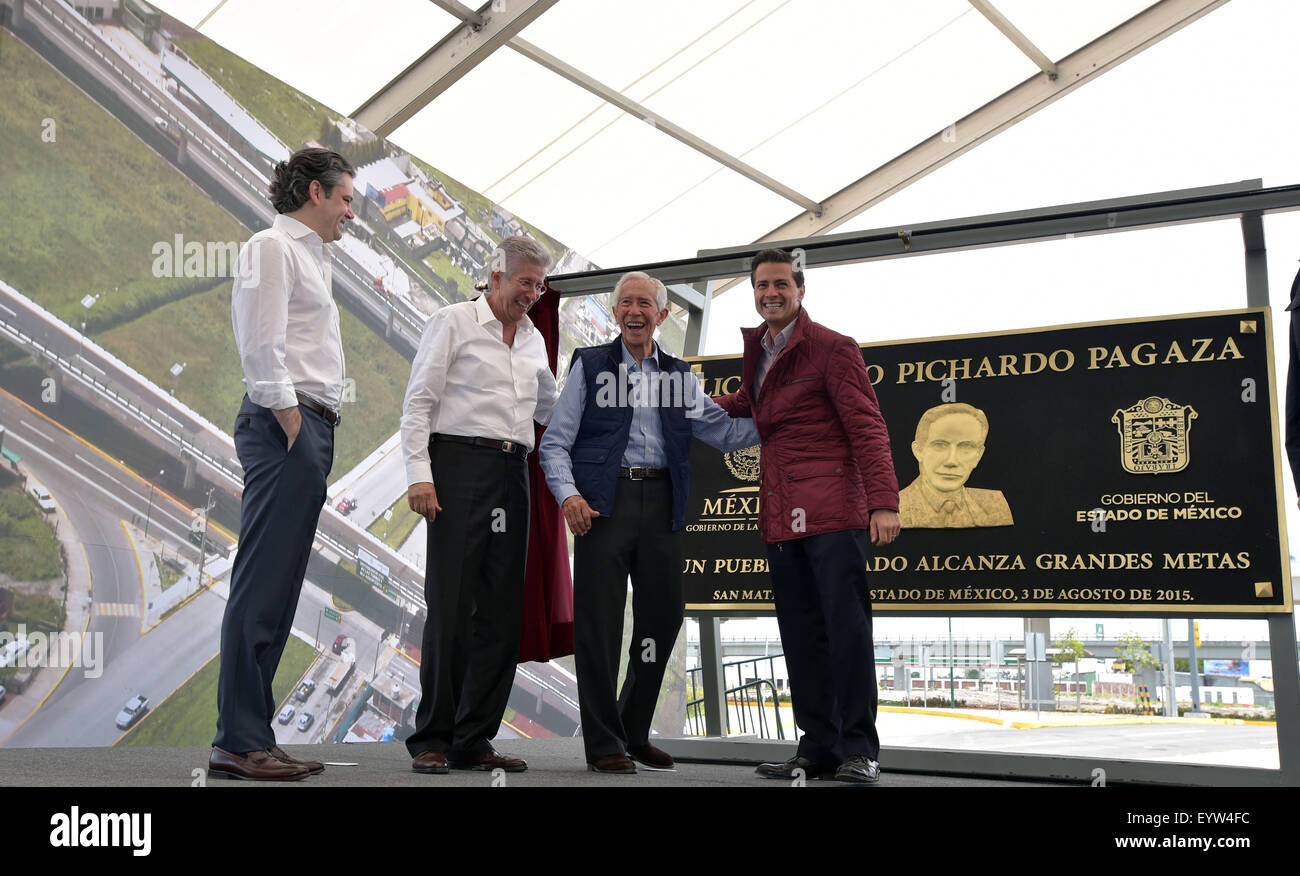 San Mateo Atenco, Mexiko. 3. August 2015. Bild zur Verfügung gestellt von der mexikanischen Präsidentschaft, Mexican President Enrique Pena Nieto (R) und Gerardo Ruiz Esparza (2-R), die Kommunikation und Transporte Sekretär von Mexiko, nehmen Teil an der Eröffnungsfeier der Distributor Straße "Ignacio Pichardo Pagaza" in San Mateo Atenco in México, Mexiko, am 3. August 2015. © Mexiko Präsidentschaft/Xinhua/Alamy Live-Nachrichten Stockfoto