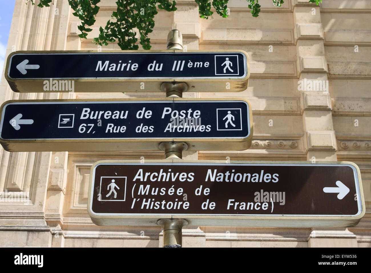 Straßenschilder für Mairie du III, Bureau de Poste und Archives Nationales in Paris, Frankreich. Stockfoto