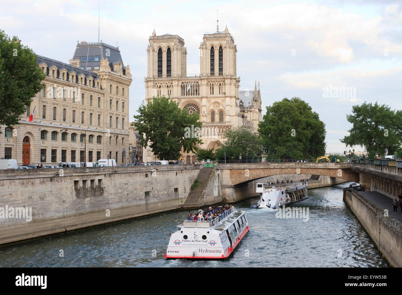 Der Blick vom Pont Saint-Michel Suche entlang der Seine in Richtung Notre-Dame de Paris. Stockfoto