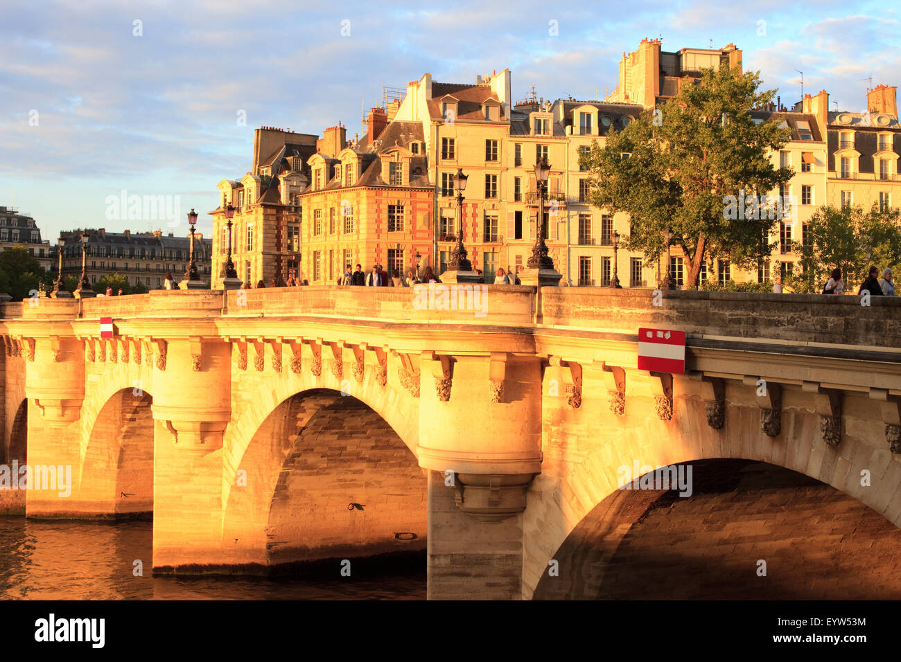 Pont Neuf, die älteste noch stehende Brücke über den Fluss Seine in Paris, Frankreich, in der goldenen Sonne. Stockfoto