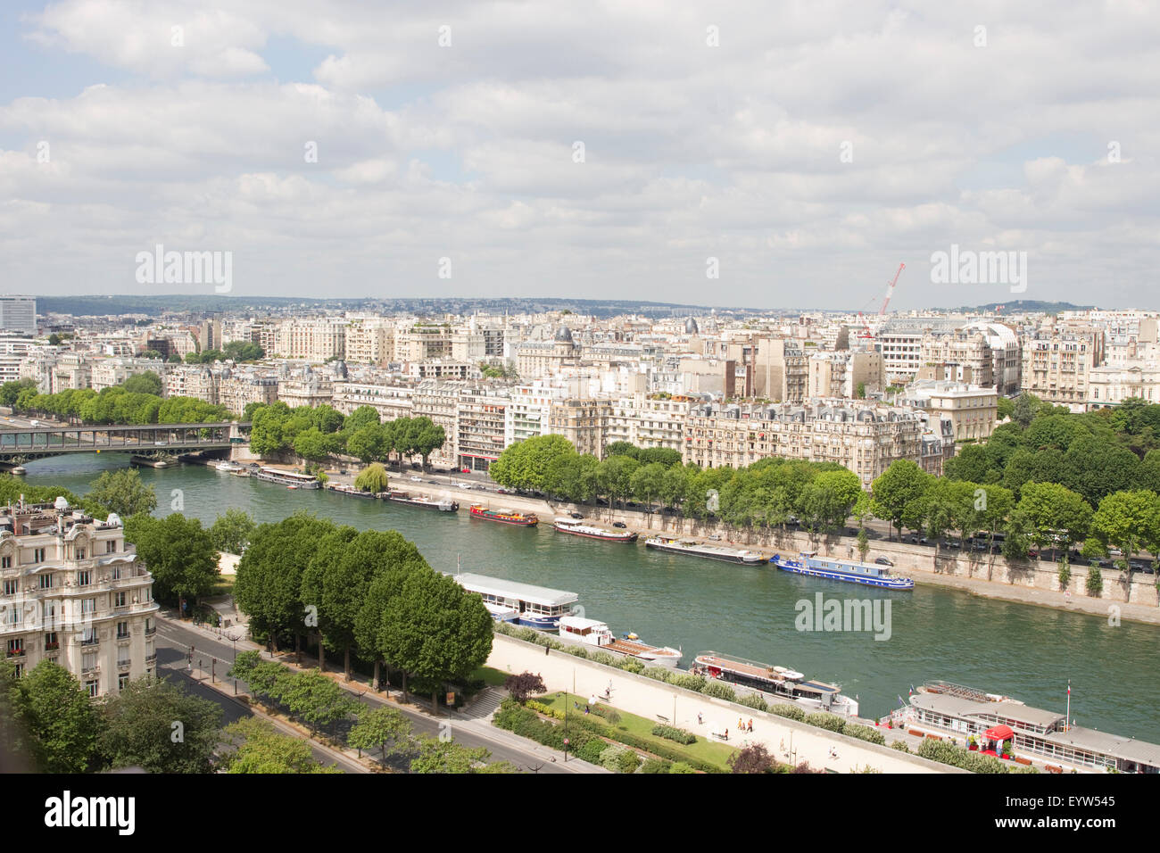 Blick vom 1. Stock-Aussichtsplattform des Eiffelturms zeigt das 16. Arrondissement von Paris (Passy) und die Seine. Stockfoto