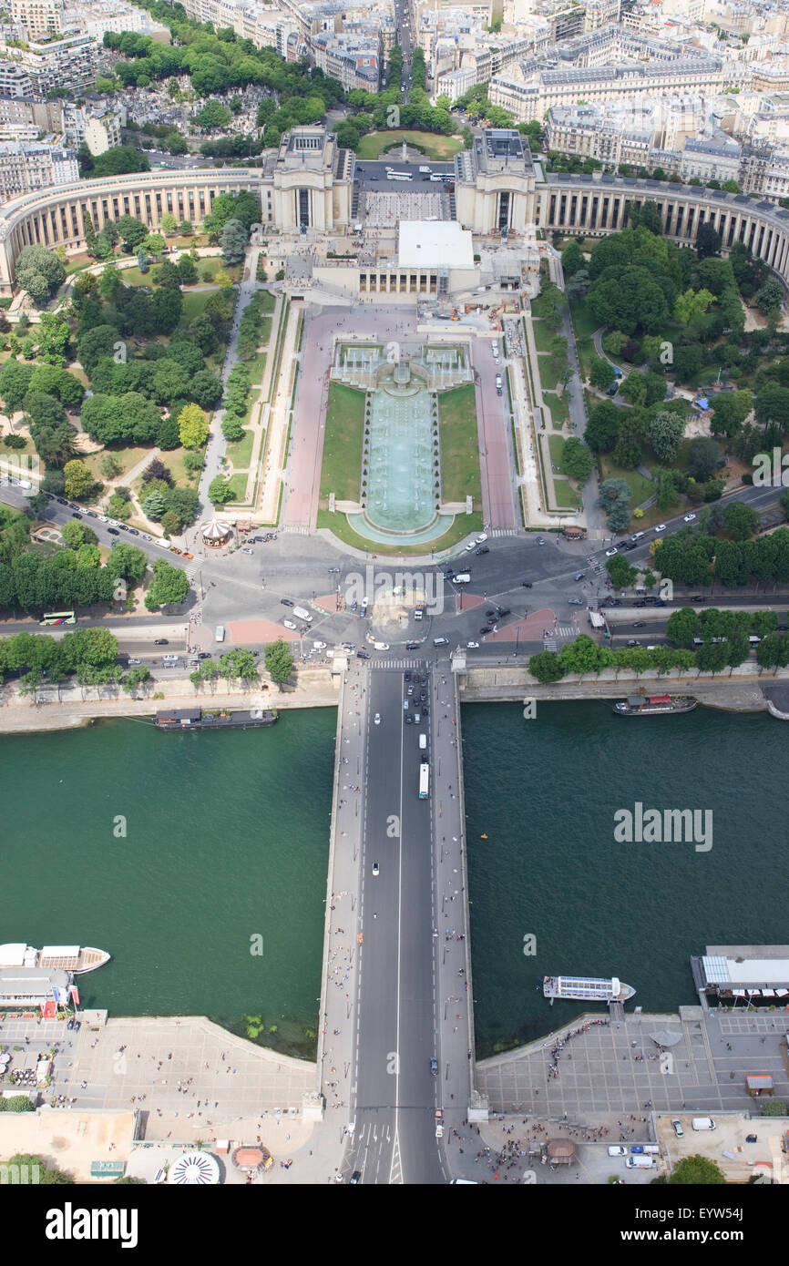 Ansicht Nord-West von der Spitze des Eiffelturms mit Blick auf die Pont d'Iéna und Place du Trocadéro darüber hinaus. Stockfoto