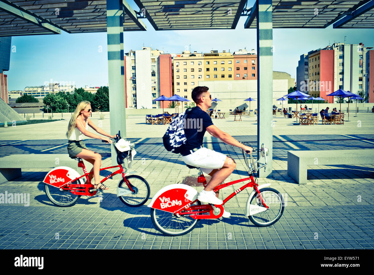 Junges Paar Reiten Bicing Barcelona Fahrrad-sharing-Zyklen Stockfoto