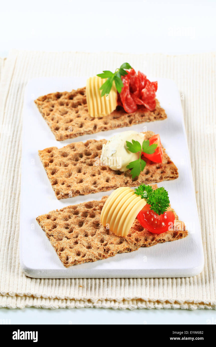 Vollkorn-Knäckebrot-Scheiben mit verschiedenen toppings Stockfoto