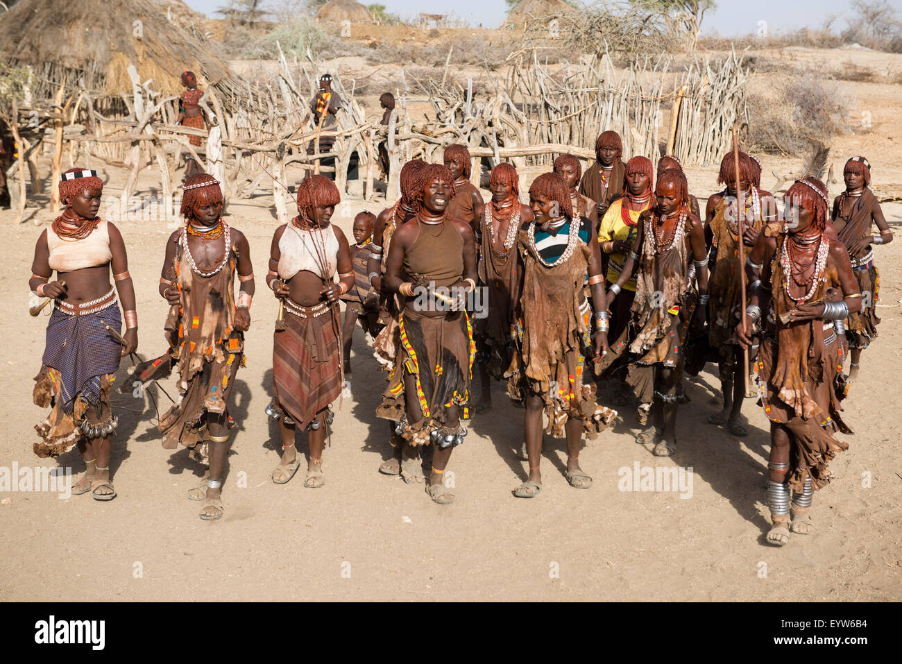 Hamer Frauen tanzen, Hamer Bull Jumping Zeremonie, Turmi, South Omo Valley, Äthiopien Stockfoto