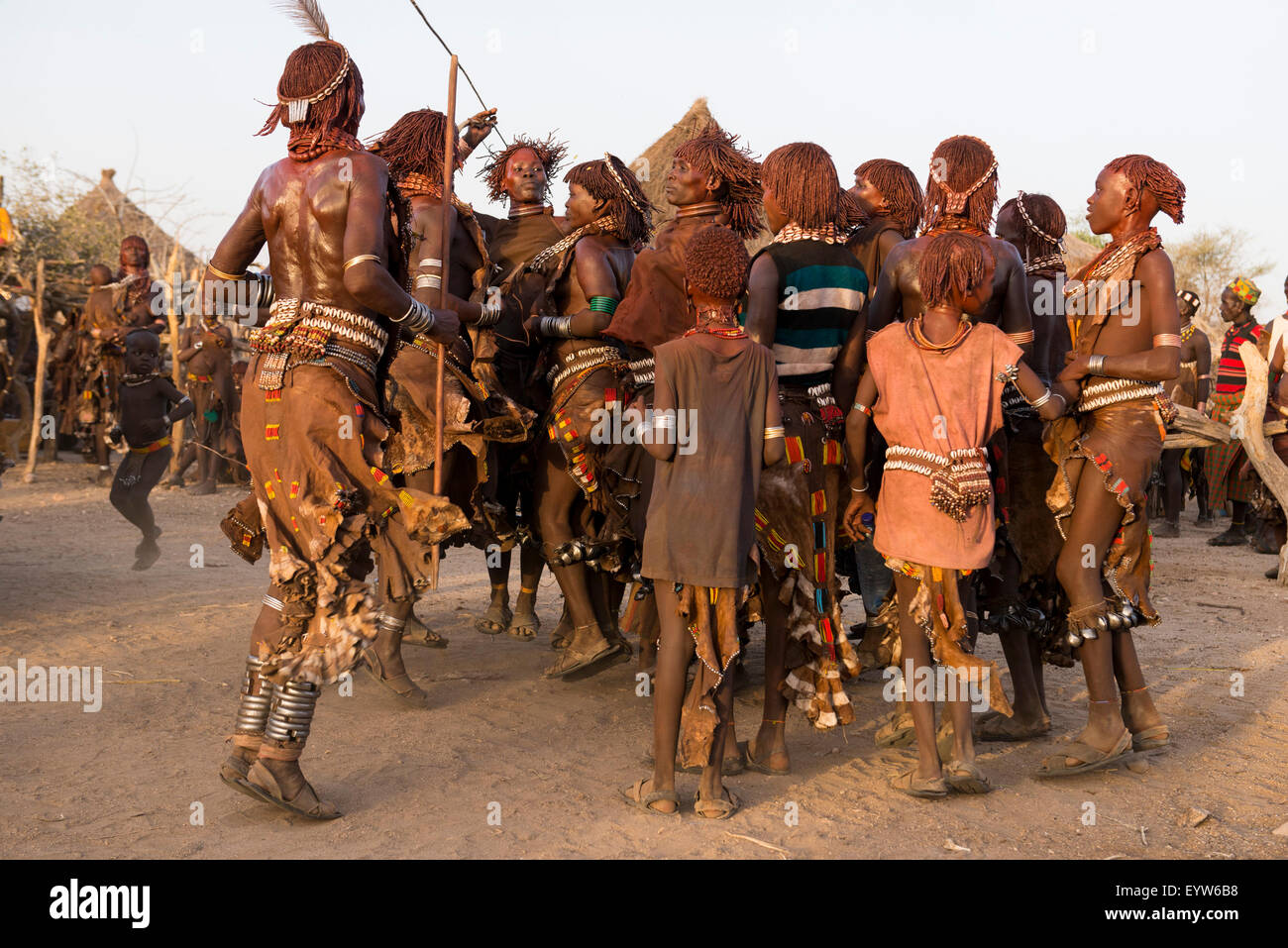 Hamer Frauen tanzen, Hamer Bull Jumping Zeremonie, Turmi, South Omo Valley, Äthiopien Stockfoto