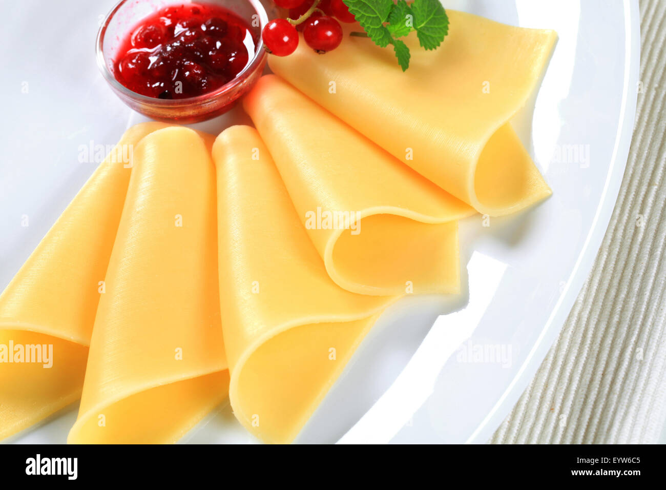Schnittkäse gelben und roten Johannisbeeren sauce Stockfoto
