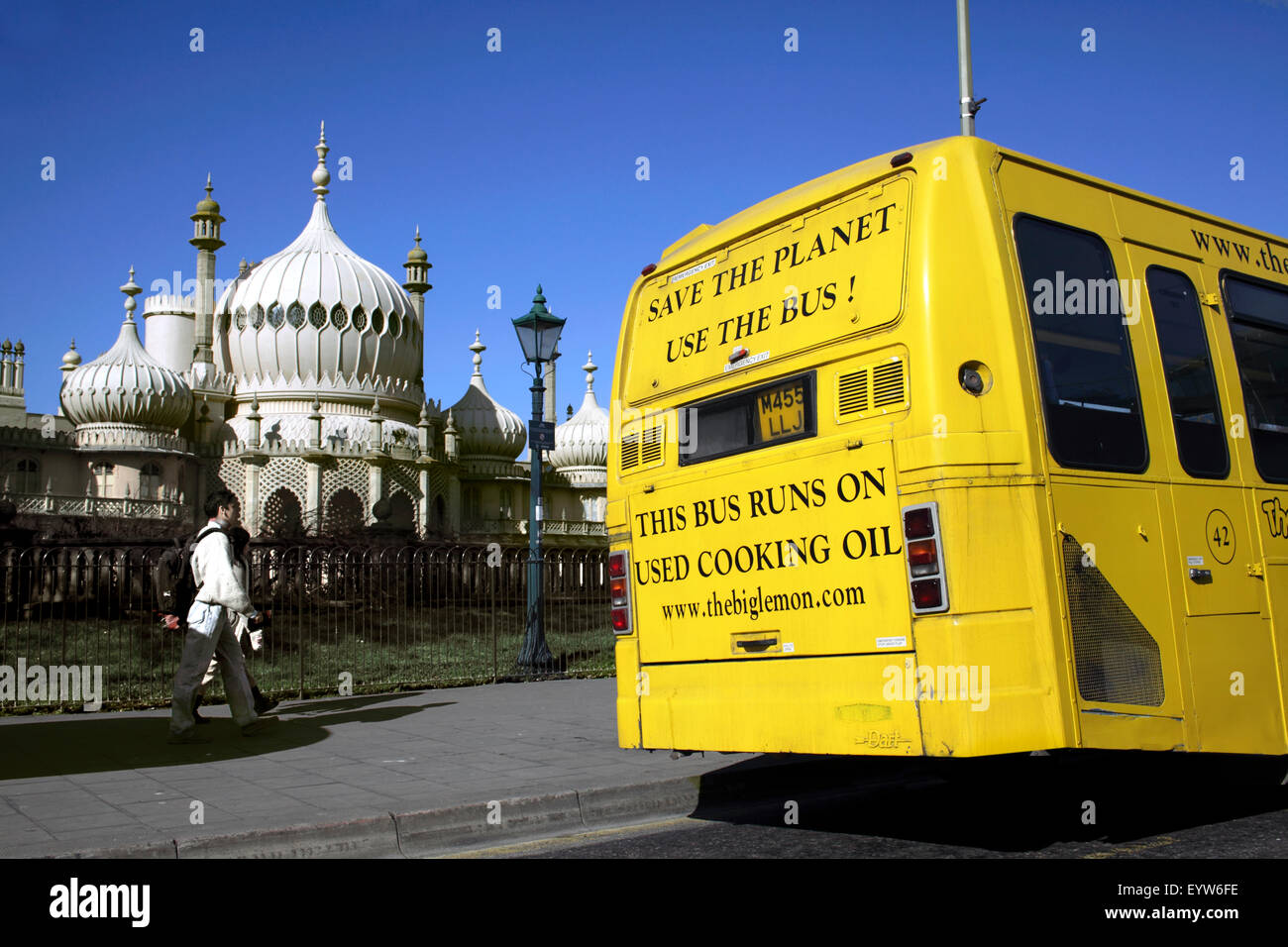 Ein Bus fährt auf Biodiesel Kraftstoff aus recyceltem Müll Speiseöl, Brighton. Stockfoto