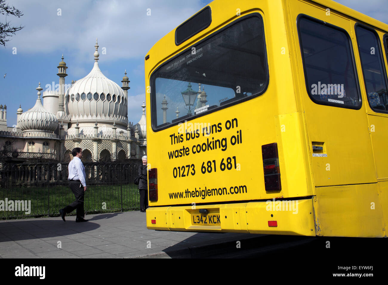 Ein Bus fährt auf Biodiesel Kraftstoff aus recyceltem Müll Speiseöl, Brighton. Stockfoto