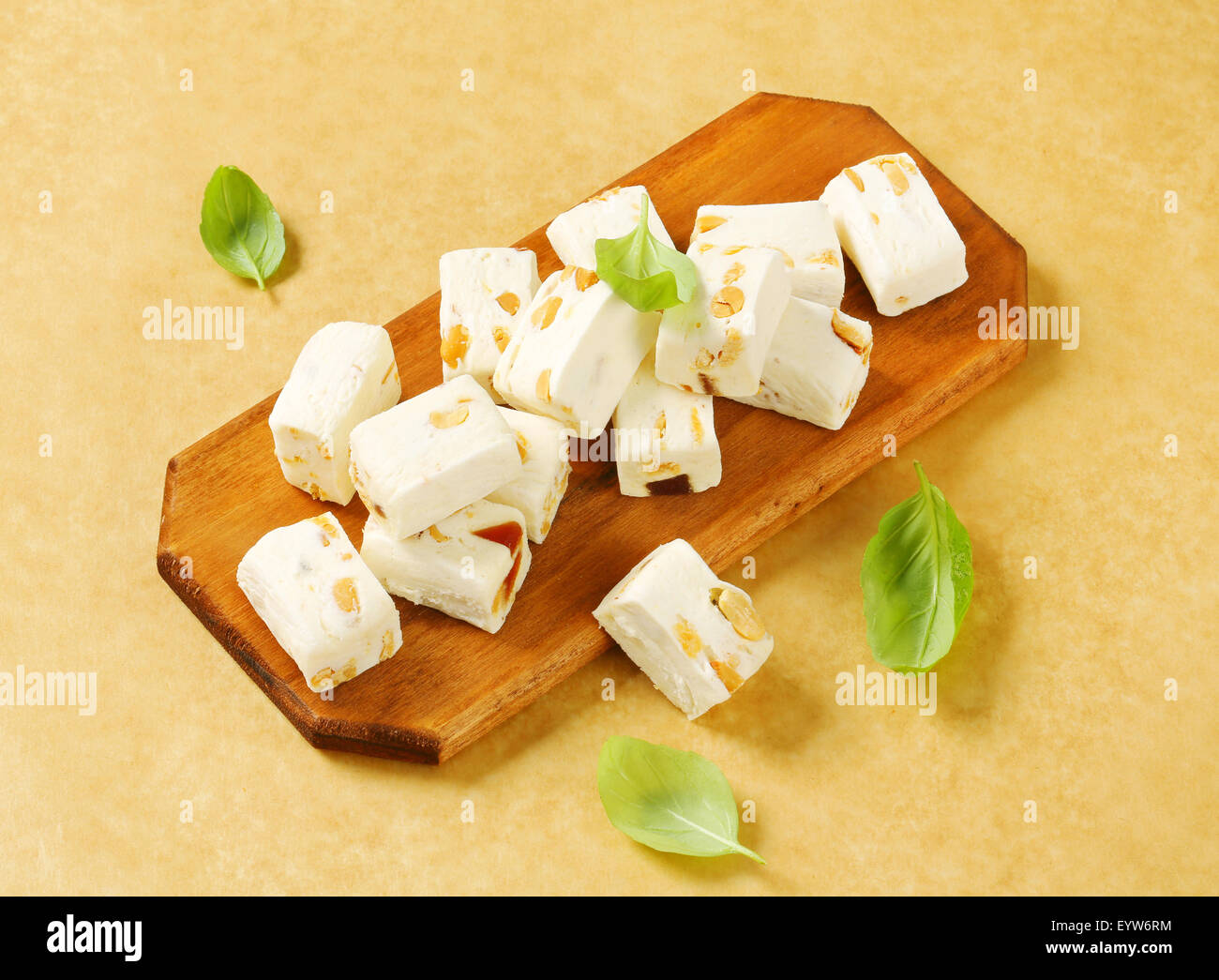 Weiche Nougat mit Erdnüssen und Früchten Stockfoto