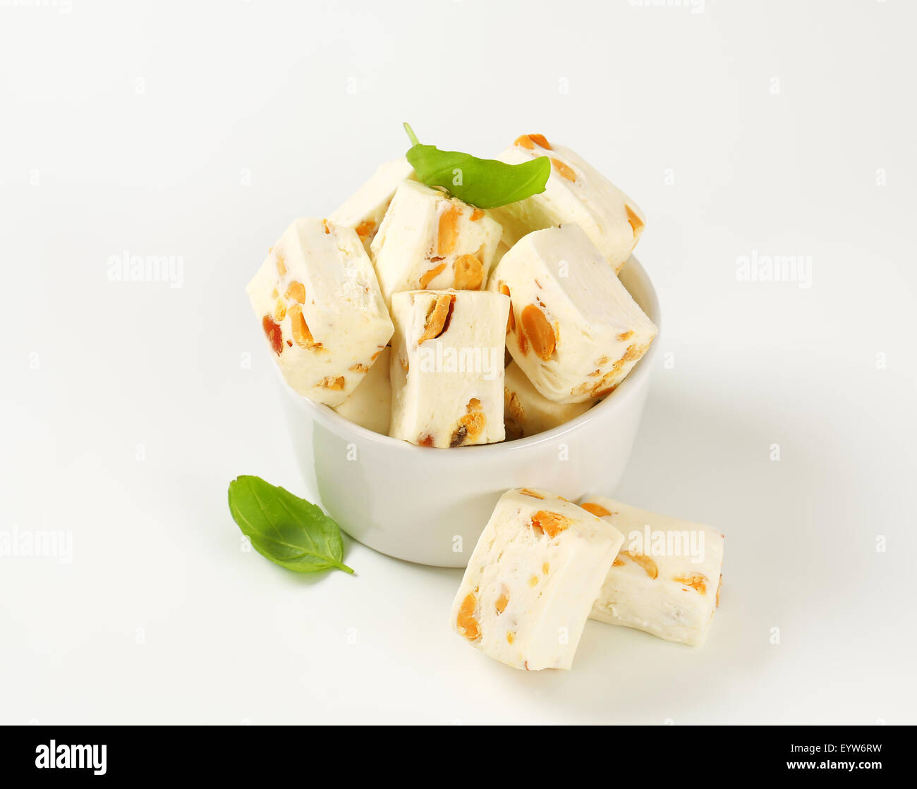 Weiche Nougat mit Erdnüssen und Früchten Stockfoto