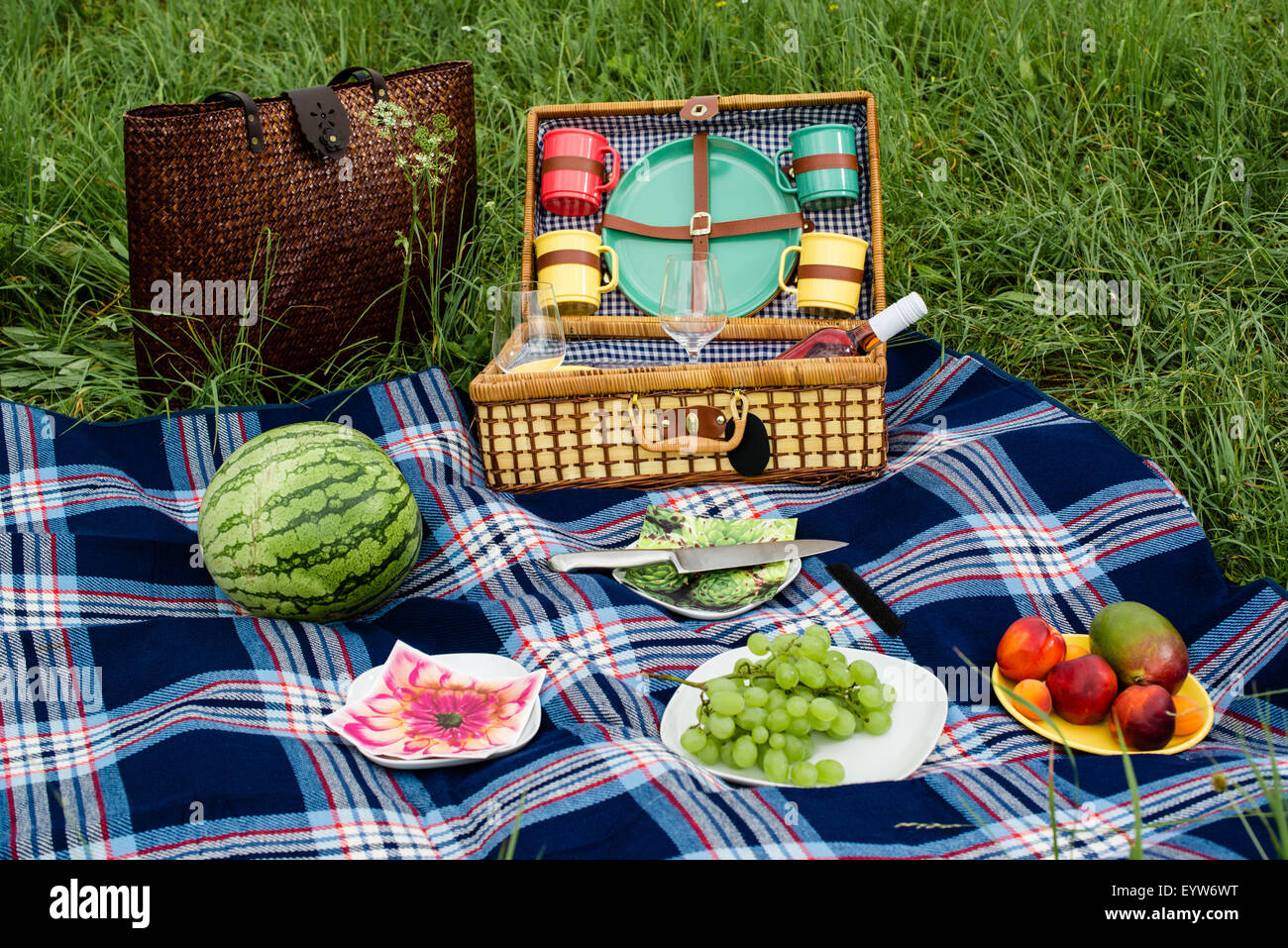 Picknick-Decke und Korb Stockfoto