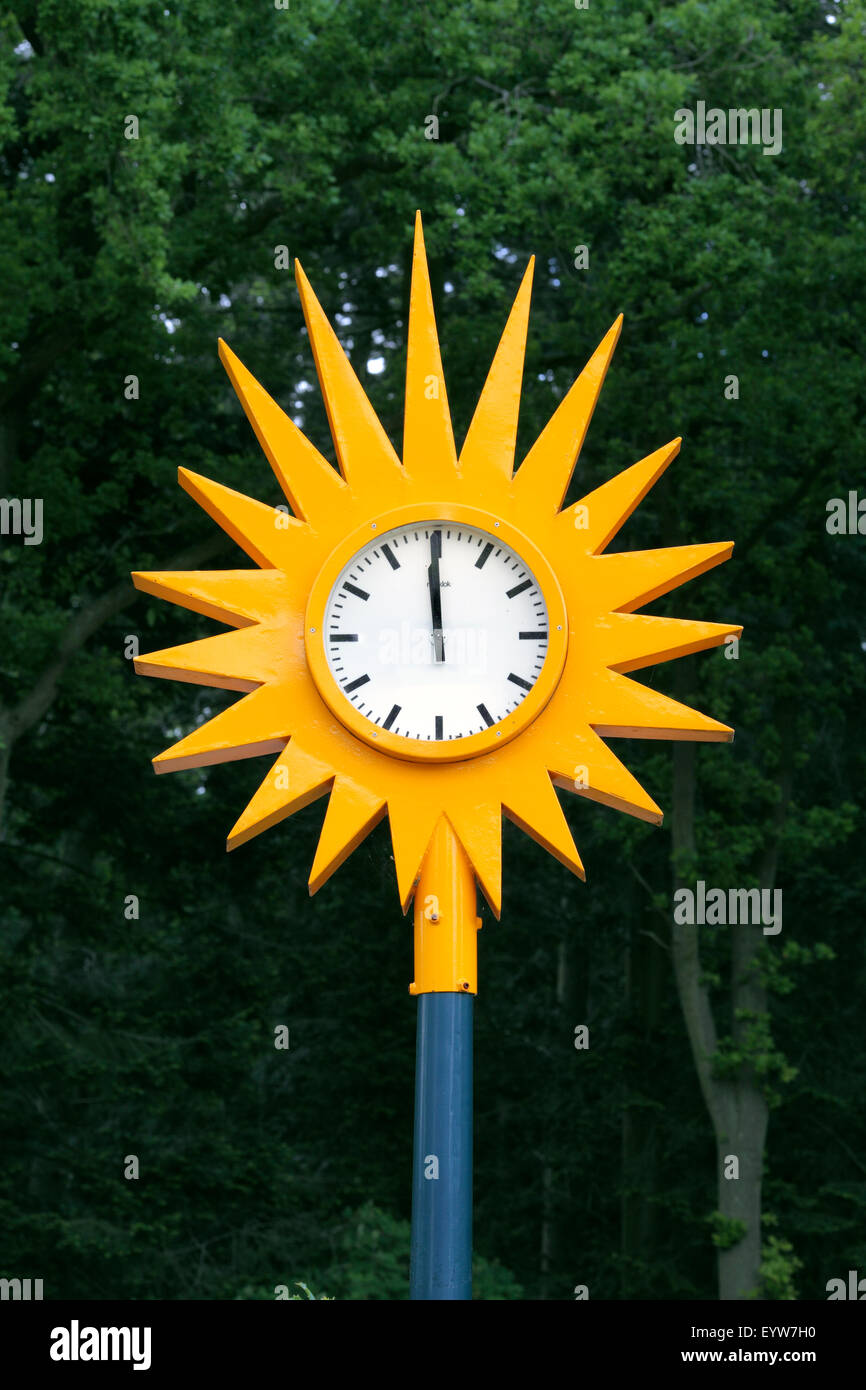 Uhr soll aussehen wie die Sonne, auf dem Gelände des Sanatoriums Zonnestraal Heliotherapie, Hilversum, Niederlande. Stockfoto