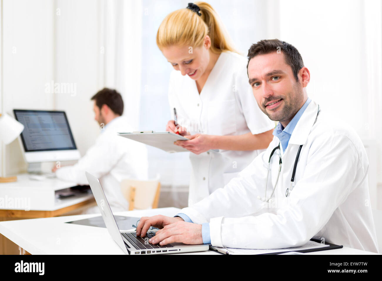 Blick auf einen Arzt und einen Assistenten arbeiten zusammen im Krankenhaus Stockfoto