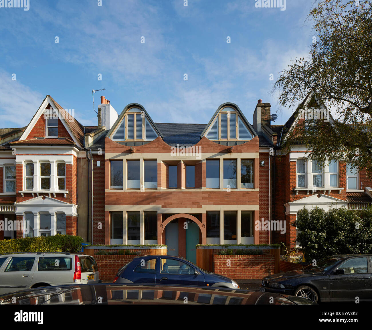 Edwardianischen Stil Straßenfassade mit Eingang. Brownstones London, London, Vereinigtes Königreich. Architekt: Knox Bhavan Architekten LLP, Stockfoto