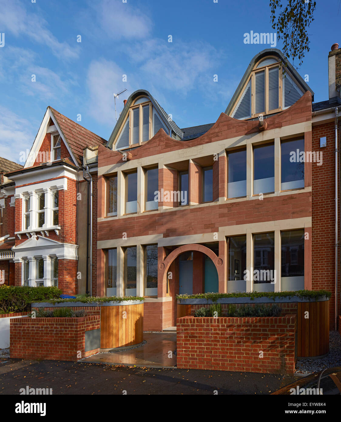 Edwardianischen Stil Straßenfassade mit Eingang. Brownstones London, London, Vereinigtes Königreich. Architekt: Knox Bhavan Architekten LLP, Stockfoto