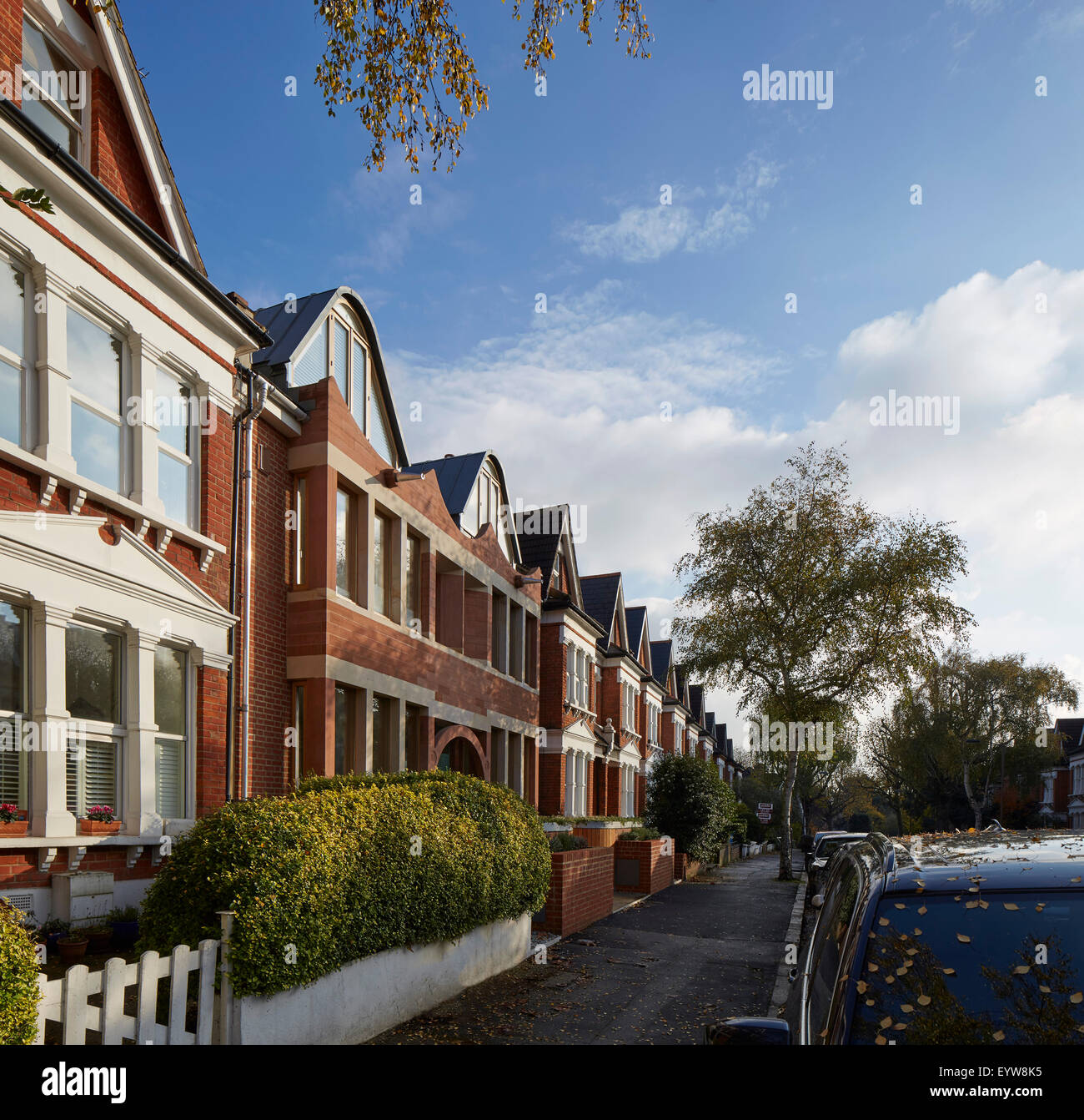 Ansicht der Straßenterrasse mit edwardianischen Stil Straßenfassade in Sicht. Brownstones London, London, Vereinigtes Königreich. Architekt: Stockfoto