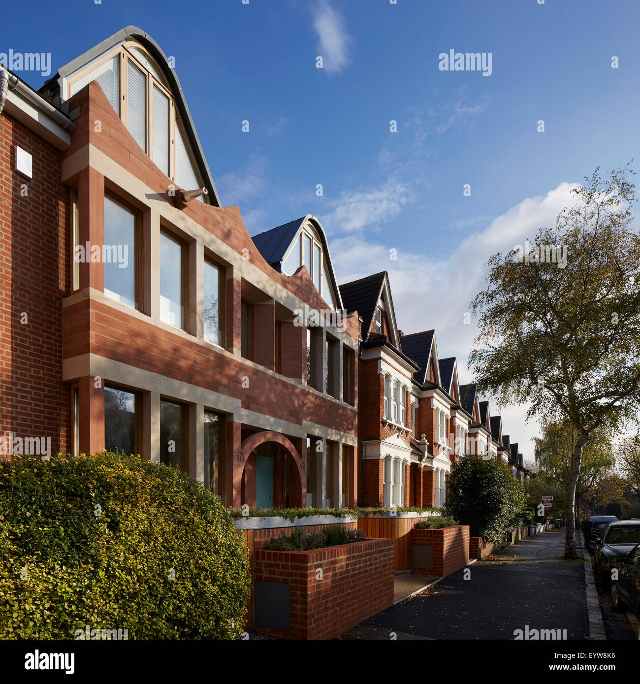 Ansicht der Straßenterrasse mit edwardianischen Stil Straßenfassade. Brownstones London, London, Vereinigtes Königreich. Architekt: Knox Bhavan Ar Stockfoto