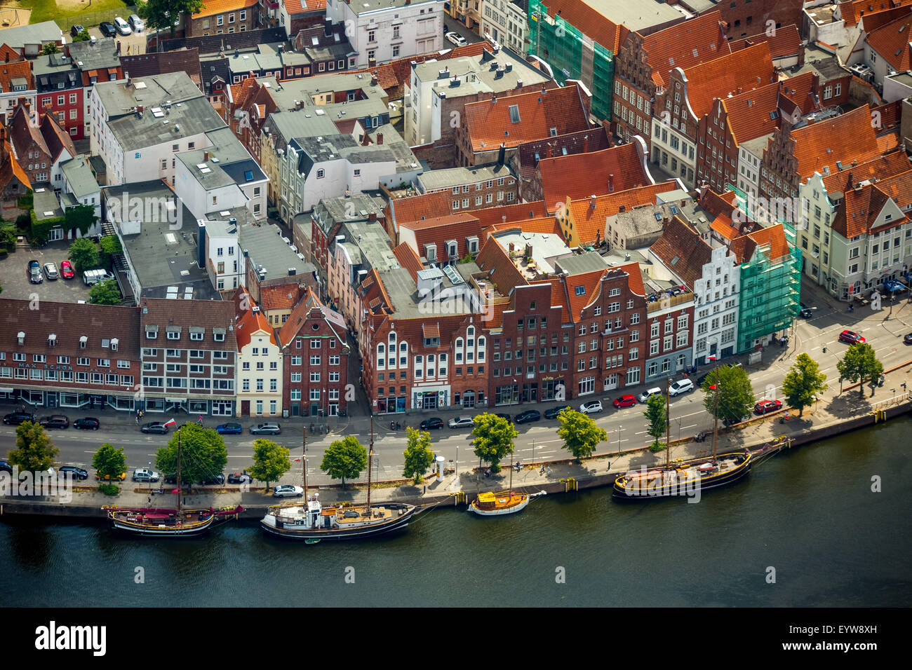 Stadthäuser von der Trave, Bucht von Lübeck, Lübeck, Schleswig-Holstein, Deutschland Stockfoto