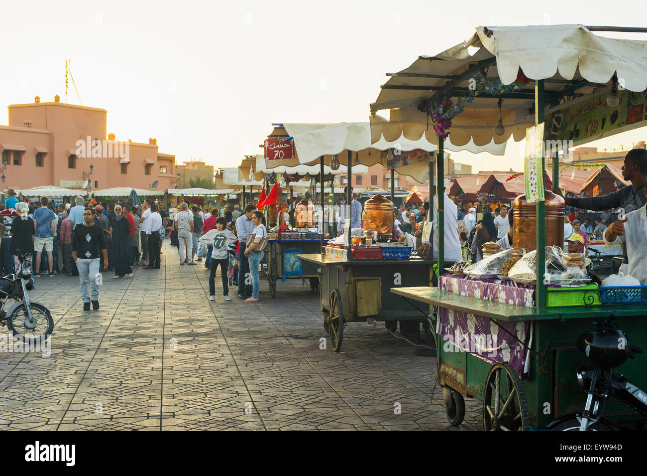 Volk und Stände mit Essen, Platz Djemaa el Fna, UNESCO-Weltkulturerbe, Marrakesch, Marokko Stockfoto