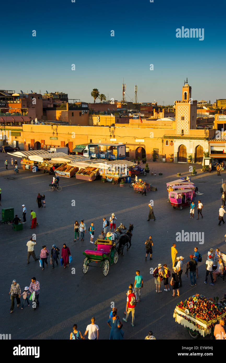 Viele Menschen auf dem Platz Djemaa el Fna, UNESCO-Weltkulturerbe, im Abendlicht, Marrakesch, Marokko Stockfoto