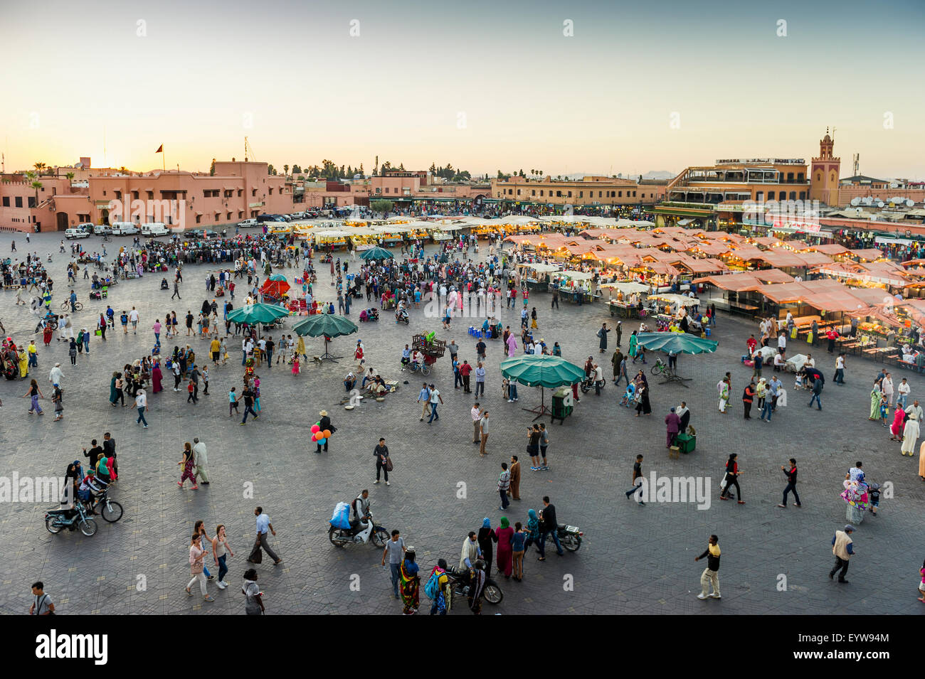 Viele Menschen auf dem Platz Djemaa el Fna, UNESCO-Weltkulturerbe, im Abendlicht, Marrakesch, Marokko Stockfoto
