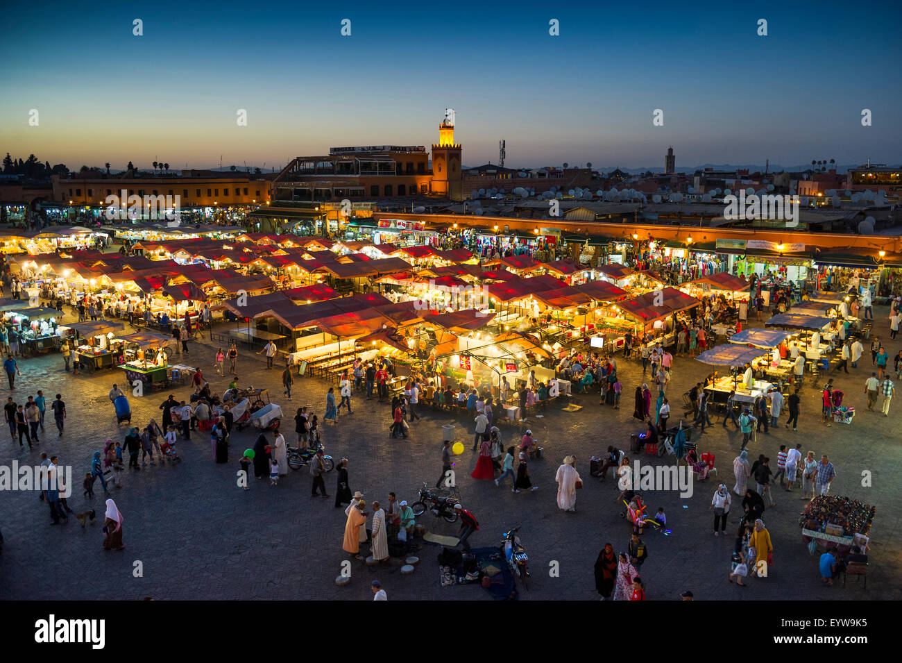 Viele Menschen auf dem Platz Djemaa el Fna, UNESCO World Heritage Site, am Abend, Marrakesch, Marokko Stockfoto